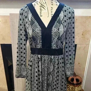 eci New York V Neck Black/ White Geometric Dress. Medium. Preowned. Sash tie